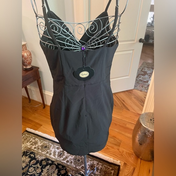 Little black dress | Asymetrical bottom - Picture 7 of 8